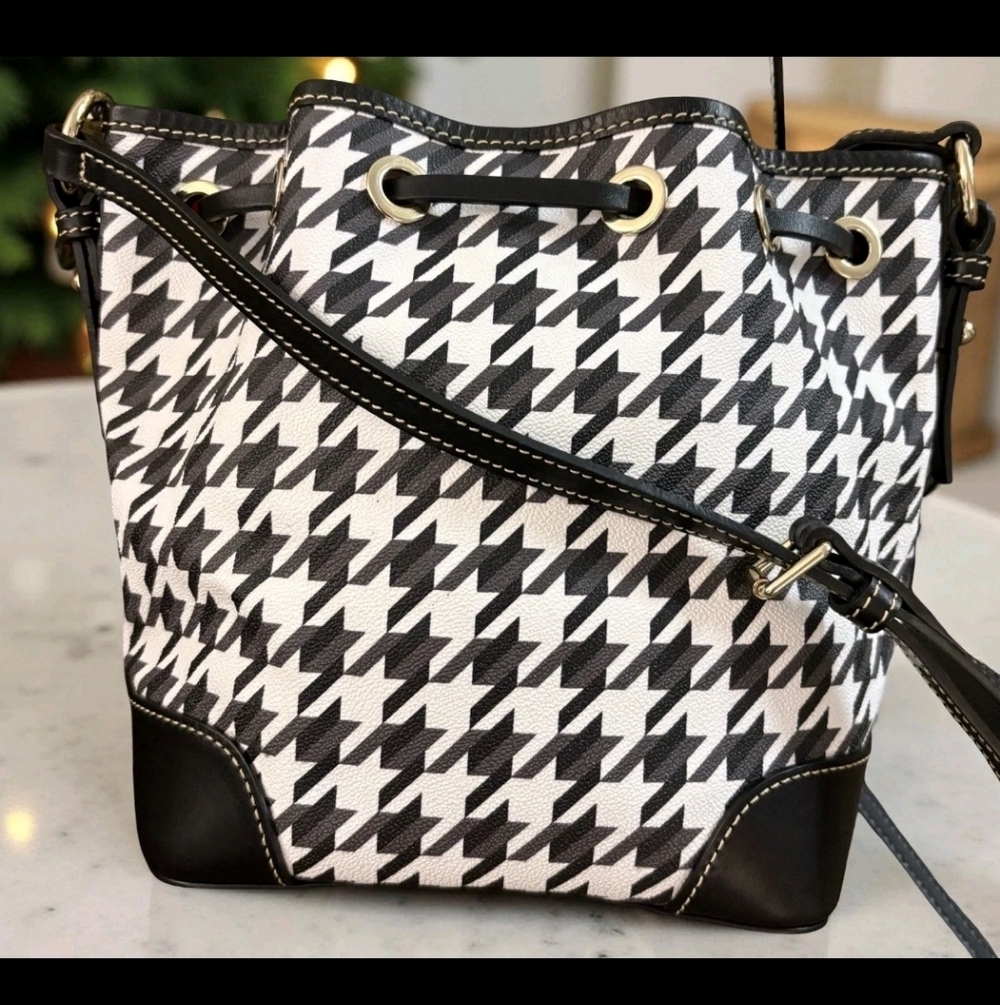 Dooney & Bourke Black and White Houndstooth Shoulder Crossbody Bucket Drawst Bag - Picture 2 of 7